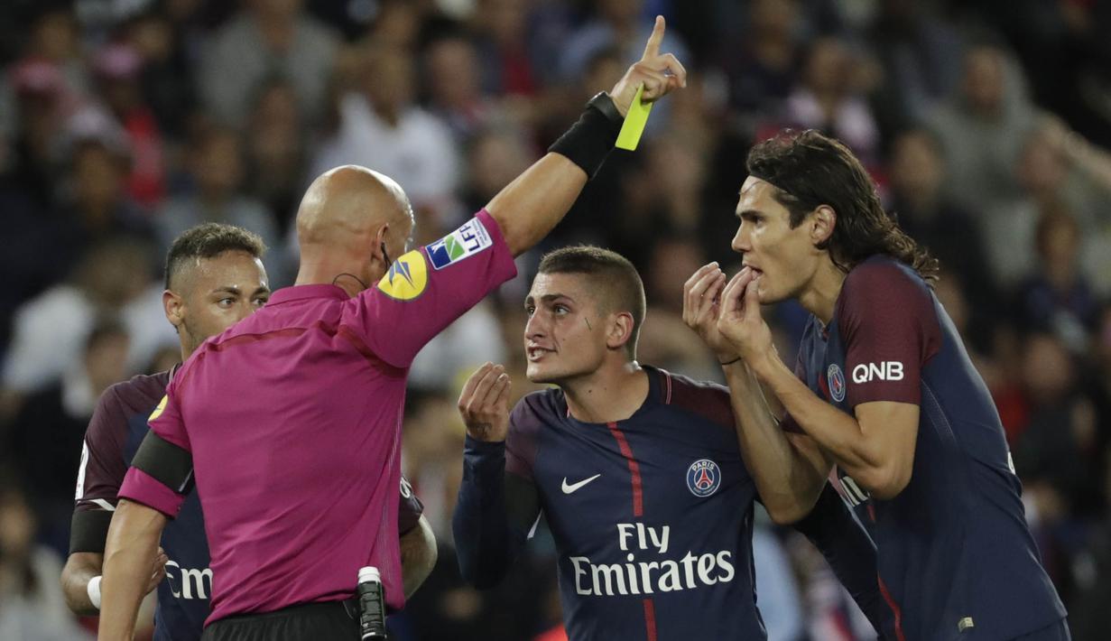 Pemain PSG, Edinson Cavani dan Marco Verratti, melakukan protes kepada wasit saat pertandingan melawan Toulouse pada laga Liga 1 Prancis, di Stadion Parc des Princes, Senin (21/8/2017). PSG menang 6-2 atas Toulouse. (AFP/Thomas Samson)