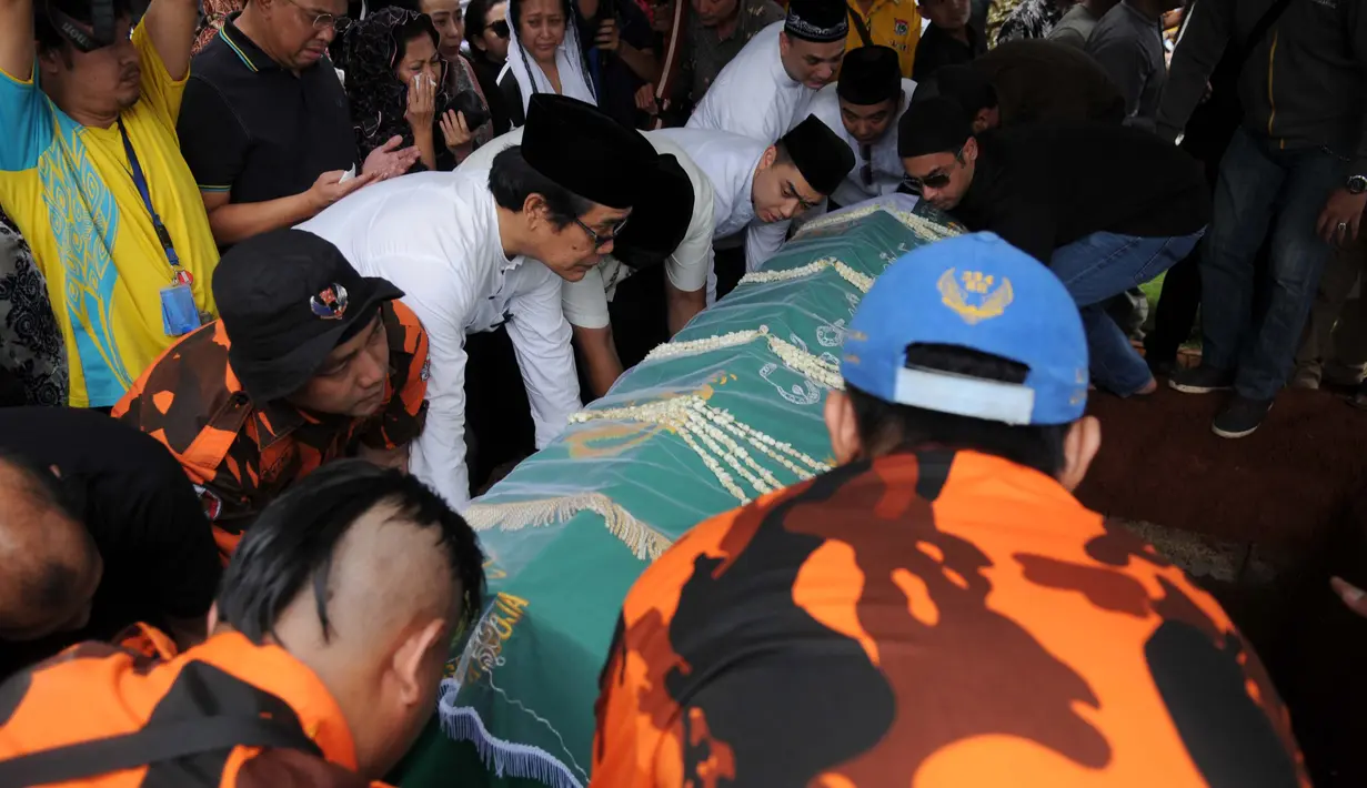 Keranda jenazah tampak dibawa menuju liang lahat di TPU Kampung Kandang (Liputan6.com/Rini Suhartini)