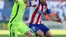 Gelandang Barcelona, Andres Iniesta (kiri) berebut bola dengan gelandang Atletico Madrid Gabi pada laga Liga Spanyol di Stadion Vicente Calderon, Senin (18/5/2015). Barcelona menang 1-0 atas Atletico Madrid. (AFP PHOTO/Cristina Quicler)