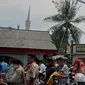 Sejumlah peziarah dan pengunjung saat memasuki Masjid Luar Batang di daerah Pasar Ikan, Jakarta Utara, (1/4). Masjid ini sering didatangi peziarah dari berbagai pelosok tanah air. (Liputan6.com/Gempur M Surya)