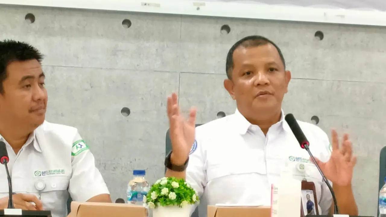 Deputi Direksi BPJS Kesehatan Wilayah Papua dan Papua Barat, Budi Setiawan (kanan) saat media gathering di Jayapura. (Liputan6.com/Katharina Janur)