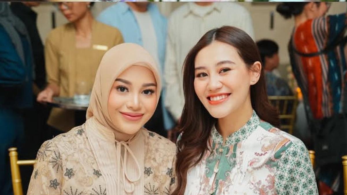 6 Potret Duo Ipar, Aaliyah Massaid dan Aurel Hermansyah Dipuluas Makeup Flawless saat Kenakan Koleksi Busana Ramadan Ayu Dewi