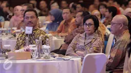 Dirut PT.Jasa Raharja, Budi Setyarso( kiri) dengan Menteri Keuangan Sri Mulyani menghadiri sosialisasi kenaikan santunan korban kecelakaan penumpang umum dan korban kecelakaan lalu lintas Jasa Raharja, Jakarta, Jumat (12/5). (Liputan6.com/Faizal Fanani)