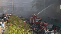 Warga tampak ramai ingin melihat proses pemadaman kebakaran yang melanda pusat perbelanjaan Pasar Senen, Jakarta Pusat, Kamis (19/1). (Liputan6.com/Faizal Fanani)