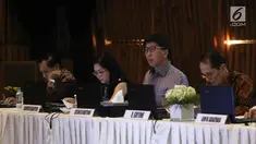 Direktur Utama SCM, Sutanto Hartono saat menyampaikan paparan RUPS tahunan di SCTV Tower, Jakarta, Senin (25/6). PT. Surya Citra Media, TBK mengadakan RUPS tahunan dan paparan publik 2018. (Liputan6.com/Herman Zakharia)