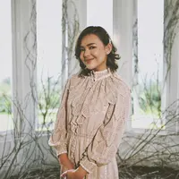 Kini rambut bob lurus menjadi signature Amanda Manopo, saat ingin tampil beda, coba gunakan teknik flat-iron wave untuk membuat lengkungan seperti beach waves look (Foto: Instagram @amandamanopo)