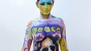 Gambar wajah John Lennon di tubuh seorang model saat pameran body painting, Santiago (24/11/2015). Lebih dari 100 desain yang terinspirasi oleh ikon musik, dipamerkan dalam pameran tersebut (AFP Photo/Martin Bernetti)
