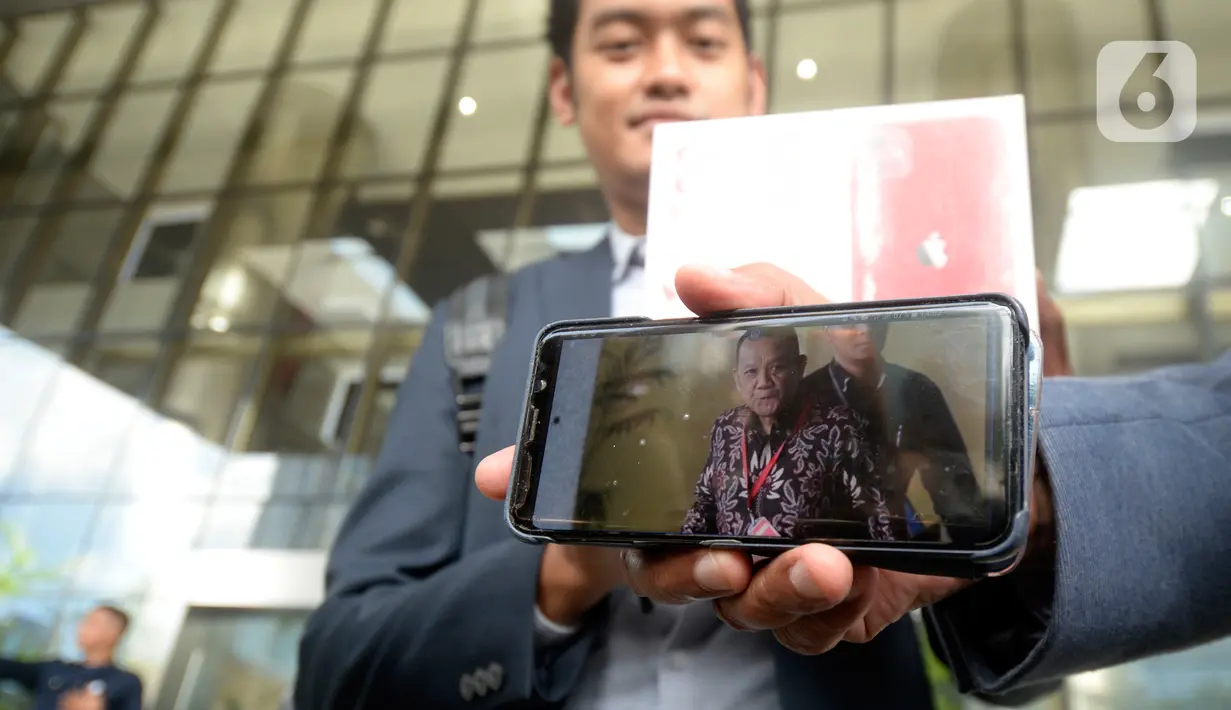LSM MAKI menunjukkan iPhone 11 sebagai hadiah bagi yang memberikan informasi keberadaan Harun Masiku dan Nurhadi di Gedung KPK, Jakarta, Jumat (21/2/2020). Harun Masiku terkait dugaan suap penetapan anggota DPR Terpilih 2019-2024 dan Nurhadi kasus gratifikasi Rp 46 miliar. (merdeka.com/Dwi Narwoko)