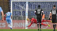 Pemain Lazio, Lucas Biglia (kiri) mencetak gol lewat penalti saat melawan AC Milan pada laga Serie A di Olympic stadium, Rome (13/2/2017). Lazio bermain imbang 1-1 dengan Milan. (EPA/Alessandro Di Meo)