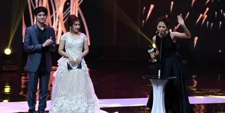 Lala Karmela menerima penghargaan untuk Kategori Pendatang Baru Wanita Terbaik dalam Indonesian Box Office Movie Awards (IBOMA) 2016. (Deki Prayoga/Bintang.com)