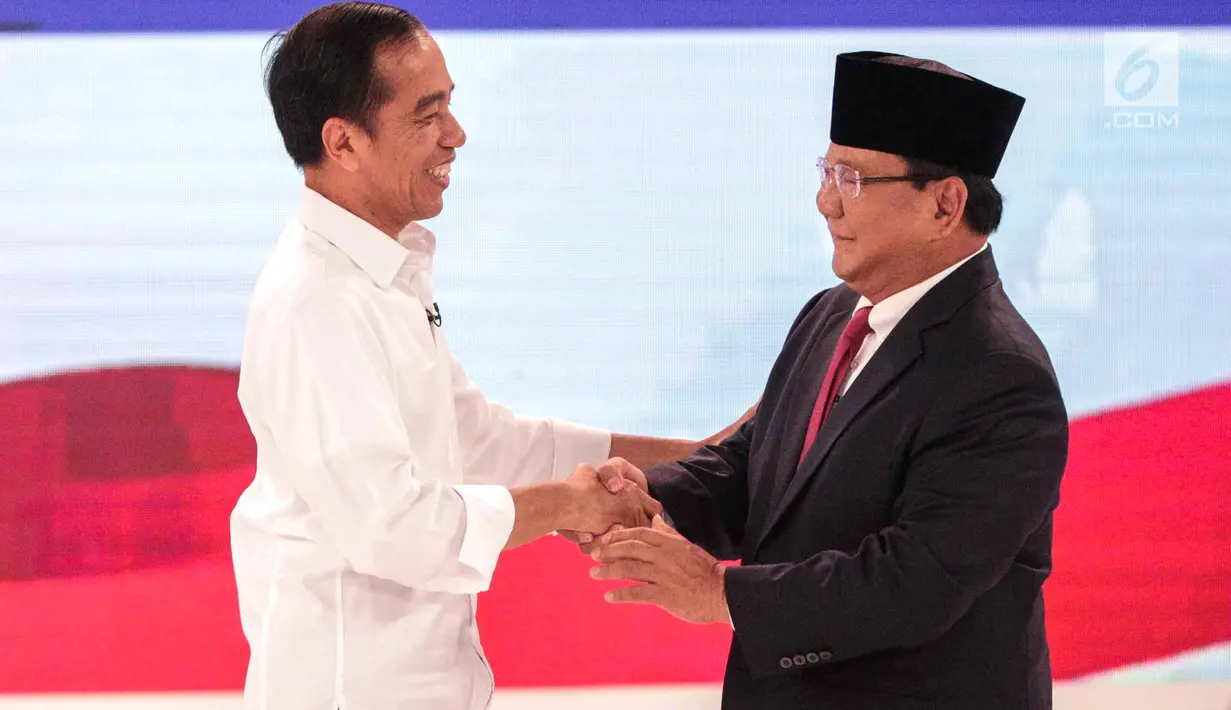 Capres nomor urut 01 Joko Widodo (kiri) dan capres nomor urut 02 Prabowo Subianto (kanan) bersalaman usai debat kedua Pilpres 2019 di Hotel Sultan, Jakarta, Minggu (17/2). (Liputan6.com/Faizal Fanani)