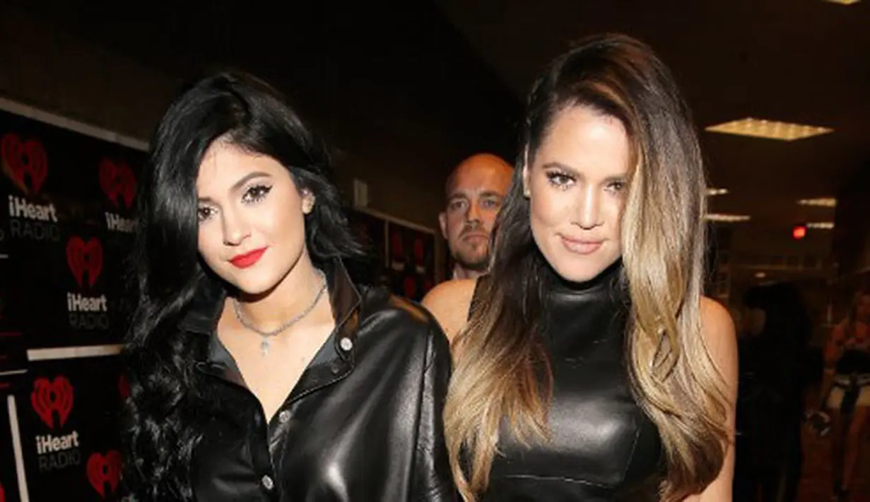 Kabar mengejutkan kembali datang dari keluarga Kardashian-Jenner. Setalh ramai menjadi perbincangan publik mengenai kehamilan Kylie Jenner, kini sang kakak, Khloe Kardashian juga diberitakan hamil. Benar kah? (AFP/Isaac Brekken)