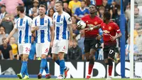 Gelandang Manchester United, Paul Pogba membawa bola usai berhasil mencetak gol lewat penalti saat bertanding melawan Brighton & Hove Albion pada Liga Inggris di stadion Amex, Brighton, (19/8). Brighton mengalahkan MU 3-2. (AP Photo/Alastair Grant)