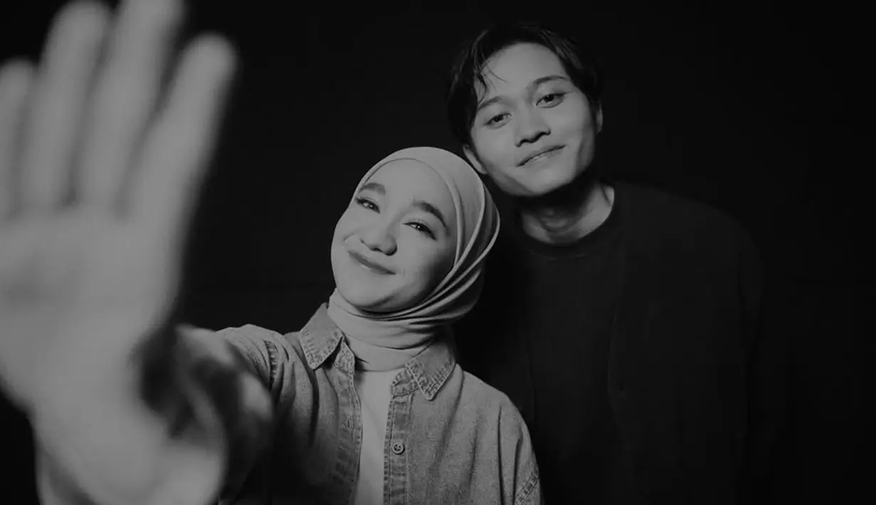 Lirik lagu 'Tak Satu Cerita' yang emosional dan menyentuh menggambarkan perasaan pilu namun tetap penuh makna di tengah perbedaan jalan hidup yang mereka tempuh. Lagu ini dikemas dengan aransemen musik modern yang semakin memperkuat pesan emosional yang ingin disampaikan. (Liputan6.com/IG/@nabilataqiyyah)