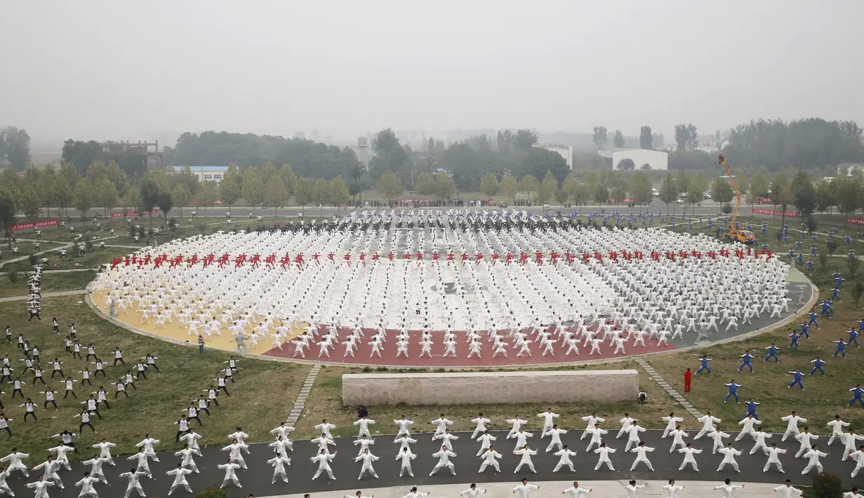 Ribuan orang melakukan pertunjukan bela diri Taichi di Provinsi Henan, Cina, Minggu (18/10/2015). Kota ini berhasi memecahkan Guinness World Record dengan jumlah terbanyak  berlatih bela diri secara bersamaan. (REUTERS/Stringer) 