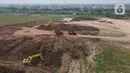 Foto udara memperlihatkan kendaraan alat berat menyelesaikan penggarapan lahan untuk lokasi pemakaman khusus Covid-19 di Rorotan, Jakarta Utara, Kamis (3/6/2021). Sejak dibuka pada akhir Maret lalu, TPU ini diutamakan melayani pemakaman bagi jenazah Covid-19 ber-KTP DKI. (merdeka.com/Imam Buhori)