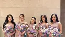 Rekan idol angkatan Mahalini lainnya seperti Tiara Andini, Ziva Magnolia, Keisya Levronka, dan Lyodra Ginting kompak menjadi bridesmaid. Di acara resepsi ini, mereka tampil mengenakan dress warna ungu muda dengan gaya khas masing-masing. [@thebridedept]