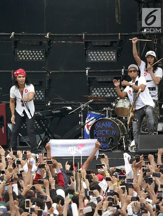 Grup band SLANK tampil membawakan lagu dalam pagelaran Konser Putih Bersatu di Stadion GBK, Senayan, Jakarta, Sabtu (13/4). SLANK menciptakan lagu khusus Capres 01 Jokowi dengan judul #barengjokowi. (Fimela.com/Bambang Eros)