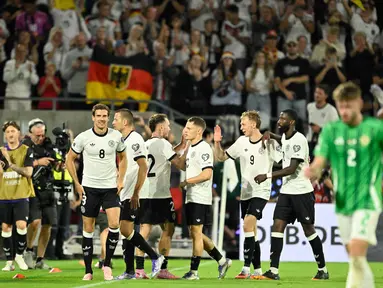 Pemain Jerman merayakan keunggulan sementara 2-1 dalam pertandingan kualifikasi Piala Dunia 2026 zona Eropa grup A melawan Irlandia Utara di RheinEnergieStadion, Jerman, pada 7 September 2025 waktu setempat atau Senin (8/9/2025) dini hari WIB. (INA FASSBENDER/AFP)