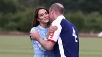Putri Wales dari Inggris, Kate Middleton mencium Pangeran William setelah pertandingan The Royal Charity Polo Cup 2023 di Guards Polo Club di Windsor, barat London pada 6 Juli 2023. (AFP/Henry Nicholls)