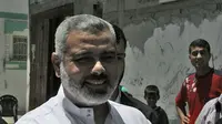 Perdana Menteri Palestina Ismail Haniyeh berjabat tangan dengan para simpatisan di akhir salat Jumat di kamp pengungsi Al-Shati, Kota Gaza, 16 Juni 2006. Garda Revolusi Iran mengatakan pada 31 Juli 2024 bahwa kepala kelompok militan Hamas Palestina, Ismail Haniyeh, tewas di Teheran bersama salah satu pengawalnya. (Dok: MOHAMMED ABED / AFP)