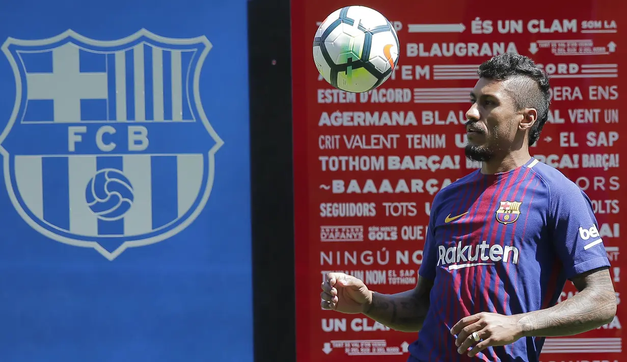 Gelandang baru Barcelona, Paulinho, menunjukan keahliannya dalam mengolah bola saat diperkenalkan di Stadion Camp Nou, Kamis (17/7/2017). Pria asal Brasil ini resmi berseragam Barcelona setelah ditebus dari Guangzhou Evergrande. (AP/Manu Fernandez)