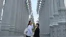 Foto kebersamaan Bilqis dan ibundanya di Los Angeles Country Museum of Art. Ibu dan anak ini tampil kompak dengan baju dan celana panjang. Ayu Ting Ting pakai baju kaus warna putih dan celana legging, sementara Bilqis dengan baju setelan warna hitam. Ayu Ting Ting awet muda di usia 32 tahun, tak sedikit yang menyebut kebersamaan Ayu dan anaknya bak kakak adik. (Liputan6.com/IG/@ayutingting92)