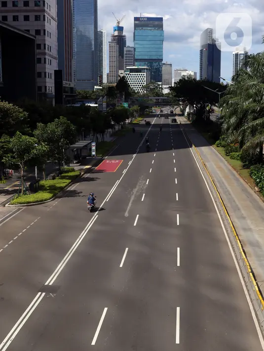 Suasana jalan di kawasan Sudirman, Jakarta, Jumat (25/12/2020). Libur Natal dan Tahun Baru 2021 membuat jalanan di beberapa wilayah Ibu Kota terpantau lengang tanpa kemacetan. (Liputan6.com/Angga Yuniar)