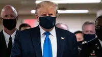 Presiden Amerika Serikat Donald Trump mengenakan masker saat mengunjungi Pusat Kesehatan Militer Nasional Walter Reed di Bethesda, Maryland, Sabtu (11/7/2020). Donald Trump akhirnya menggunakan masker untuk pertama kalinya di depan umum sejak pandemi COVID-19 melanda negara itu.  (ALEX EDELMAN/AFP)