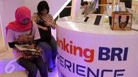 Pengunjung mendatangi stand BRI di acara Indonesia Banking Expo (IBEX) 2015 di JCC, Jakarta, Kamis (10/9/2015). Sejumlah bank menawarkan beragam fasilitas untuk menarik pengunjung menabung di tempatnya. (Liputan6.com/Angga Yuniar)