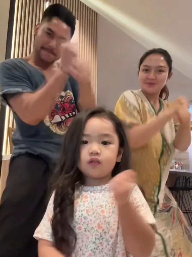 Momen Siti Badriah dan Krisjiana Baharudin bersama anak pertamanya, Xarena Zenata Denallie Baharudin (Instagram/@sitibadriahh)