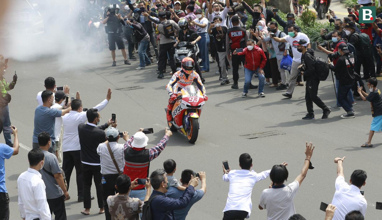 Usai pelepasan oleh Jokowi, Marc Marquez langsung melesat memimpin rombongan parade keluar dari halaman Istana menuju Jalan Merdeka Barat. (Bola.com/M Iqbal Ichsan)
