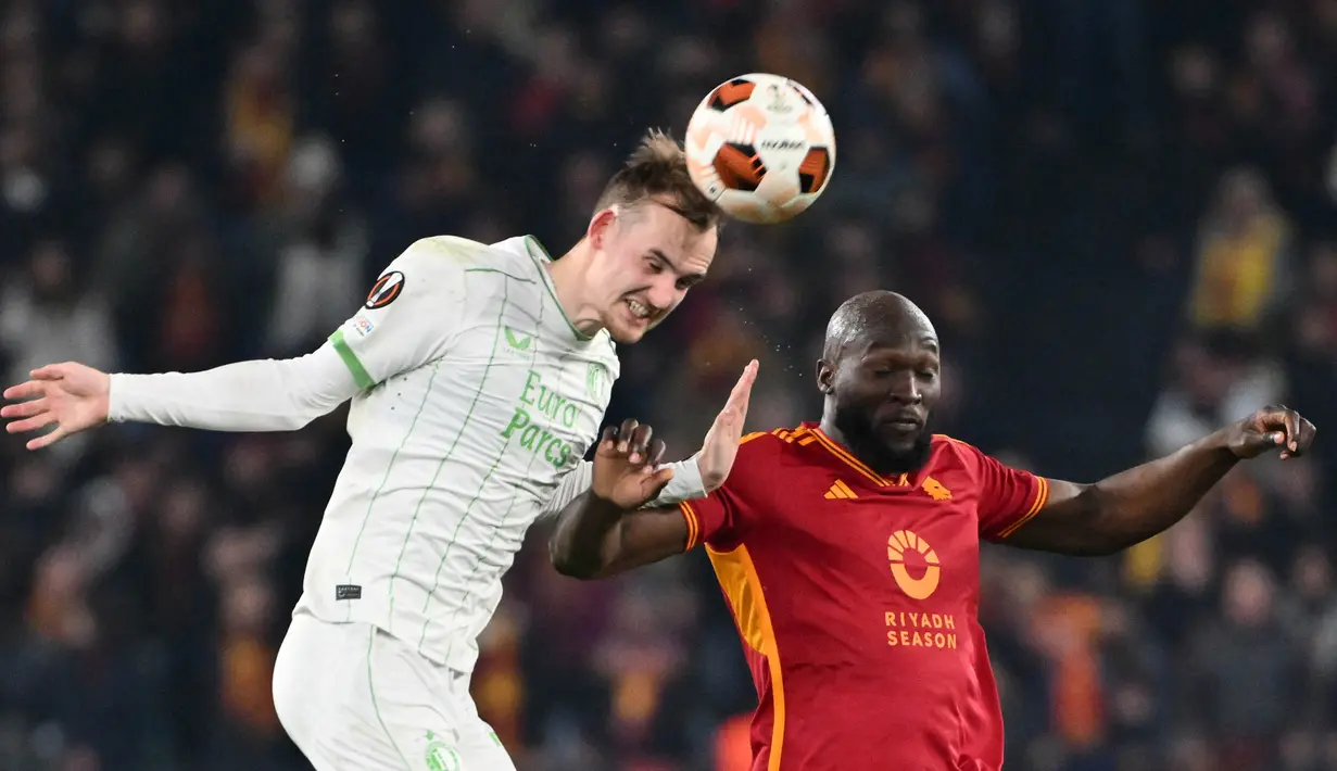 Dalam laga penentu ini, AS Roma dan Feyenoord harus bermain ekstra untuk bisa lolos ke babak 16 besar Liga Europa 2023/2024. (Alberto PIZZOLI/AFP)