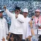 Calon presiden nomor urut 2, Prabowo Subianto meneriakan kalimat takbir dan kata-kata merdeka saat menyampikan sambutan dalam reuni 212 di Lapangan Monas, Minggu (2/12/2018). (Liputan6.com/Herman Zakharia)