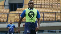Victor Igbonefo menjalani latihan perdana bersama Persib Bandung di Stadion Gelora Bandung Lautan Api, Selasa (22/1/2020). (Liputan6.com/Huyogo Simbolon)