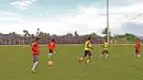 SSB Putra Pasifik sedang melakukan pemanasan di Lapangan Sepak bola Barnabas Youwe, Sentani, Jayapura, Minggu (01/05/2016). (Bola.com/Nicklas Hanoatubun)
