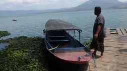 Menuju kuburan ini, wisatawan harus naik jukung (perahu) dari Dermaga Kedisan. (Liputan6.com/Herman Zakharia)