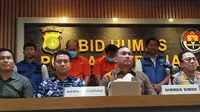 Polisi mengungkap pesta seks bermodus swinger atau bertukar pasangan. Dua orang ditetapkan sebagai tersangka, mereka pasangan suami-istri atau pasutri berinisial IG (39) dan KS (39) (Liputan6.com/Ady Anugrahadi)