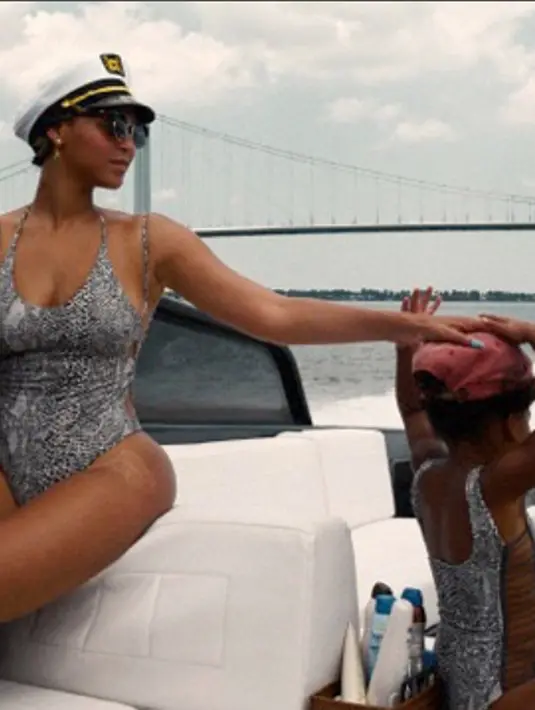 Kekompakan Beyonce dan Blue Ivy Carter memakai baju renang yang sama. (via instagram/@beyonce)