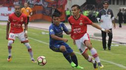 Bek Persija Jakarta, Rezaldi Hehanusa, berusaha melewati gelandang Persib Bandung, Dedi Kusanandar, pada laga Liga 1 Indonesia di Stadion Manahan, Solo, Jumat (3/11/2017). Persija menang 1-0 atas Persib. (Bola.com/Ronald Seger)
