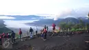 Sejumlah wisatawan menikmati keindahan Gunung Bromo saat menjelang pagi hari di lereng seruni, Kabupaten Probolinggo, Minggu, (3/4 /2016). Terjadinya erupsi lava di gunung Bromo yang masih terjadi menambah eksotik keindahan gunung ini. (Gholib)