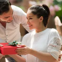 3 Hadiah untuk Istri Tercinta di Perayaan Hari Jadi Pernikahan yang Istimewa