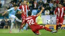 Pemain Celta Viga, Fabian Arief Orellana, menendang bola ke arah gawang Sevilla dalam leg kedua semifinal Copa del rey di Stadion Balaidos, Vigo, Spanyol, Jumat (12/2/2016) dinihari WIB. (AFP/Cesar Manso)