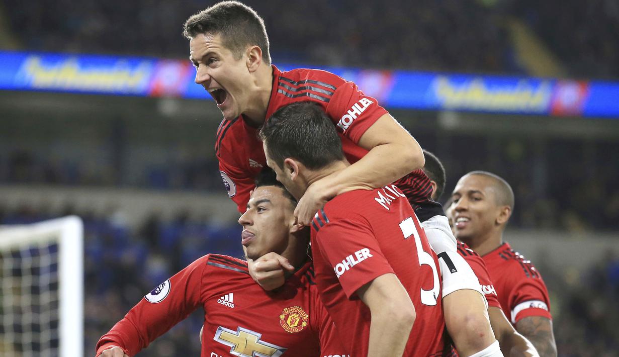 Para pemain Manchester United merayakan gol yang dicetak oleh Jesse Lingard ke gawang Cardiff City pada laga Premier League di Stadion Cardiff City, Sabtu (22/12). Manchester United menang 5-1 atas Cardiff City. (AP/Jon Super)