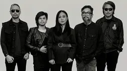 Vokalis wanita merupakan salah satu ciri khas dari Cokelat Band sejak kemunculannya. Kini vokalis sementara saat Aiu Ratna hamil anak kembar pun digantikan oleh penyanyi solo Astrid Sartiasari. Kemungkinan agar tidak mengubah ciri khas dari Cokelat Band sebelumnya. (Liputan6.com/IG/cokelat_band)