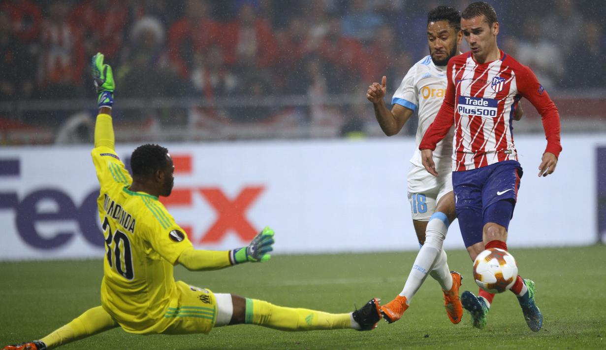 Striker Atletico Madrid, Antoine Griezmann, mencetak gol ke gawang Marseille pada laga final Liga Europa di Stadion Groupama, Lyon, Kamis (17/5/2018). Atletico Madrid menang 3-0 atas Marseille. (AP/Francois Mori)