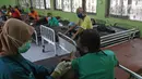 Tenaga kesehatan menyuntikan vaksin Covid-19 AstraZeneca kepada warga binaan sosial di Panti Sosial Bina Insan, Cipayung, Jakarta, Selasa (14/9/2021). Sebanyak 180 warga binaan sosial telah menerima vaksin Covid-19 dosis pertama dan kedua. (Liputan6.com/Herman Zakharia)
