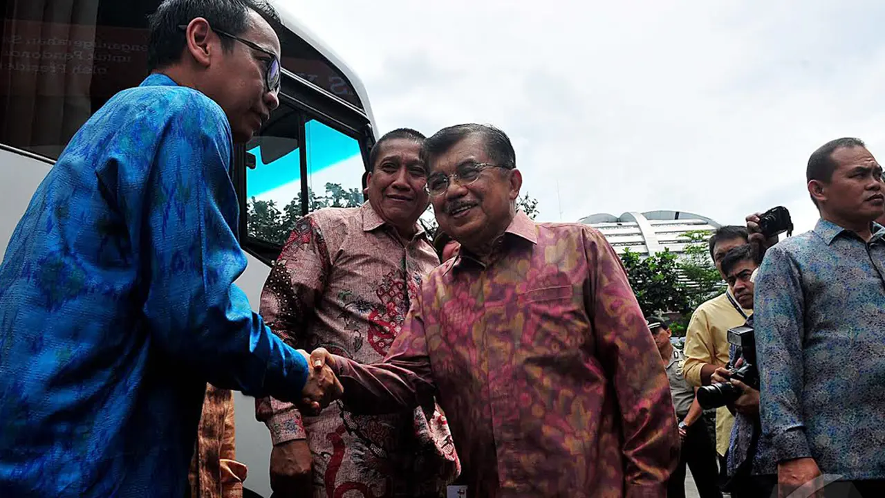 PMI Menerima Bantuan Bus 