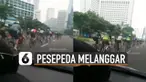 Rombongan pesepeda memenuhi satu jalur di sebuah jalan untuk kendaraan bermotor di daerah Jakarta. kejadian itu direkam oleh pengendara mobil yang sedang melintas.