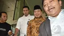 Mantan Ketua Komisi VIII, Jazuli Juwaini (kedua kanan) meninggalkan gedung KPK menjalani pemeriksaan, Jakarta,Senin (4/5/2015). Jazuli diperiksa terkait dugaan korupsi penyelenggaraan ibadah haji. (Liputan6.com/Helmi Afandi)